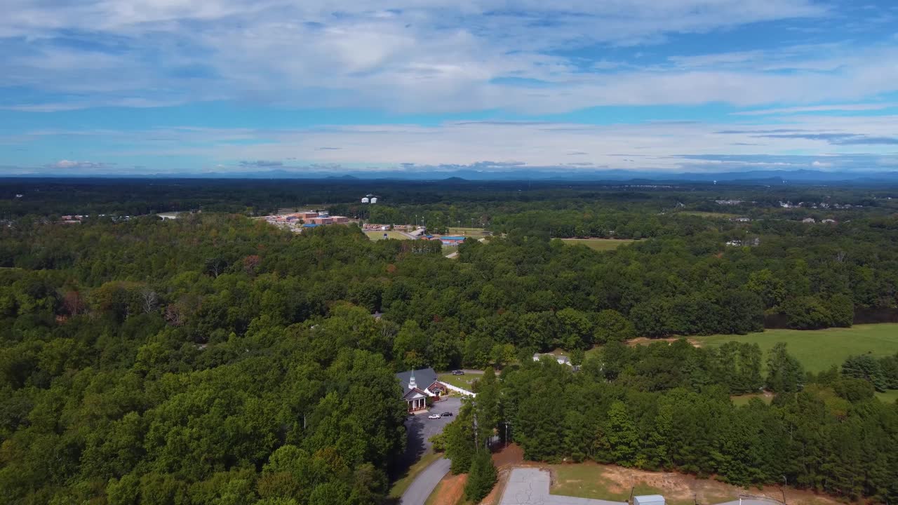 시골 사우스캐롤라이나에 있는 시골 교회의 광각 전망