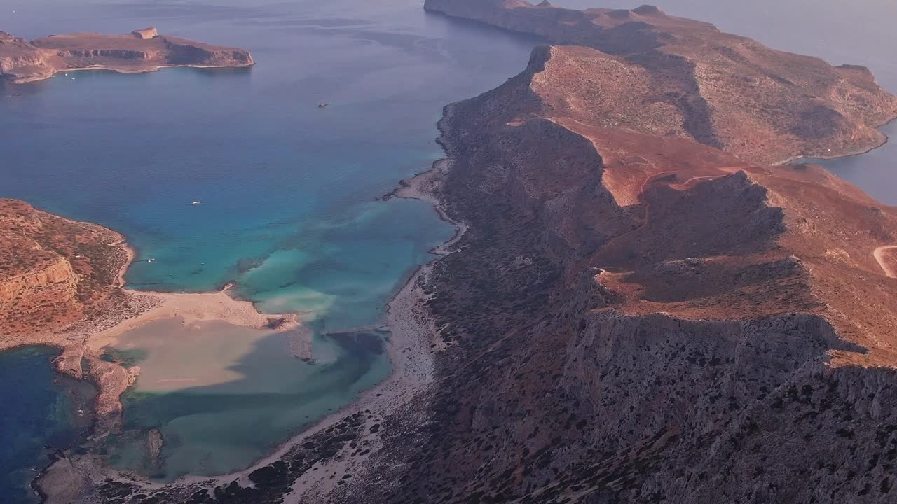 Vista aerea della laguna di Balos e della costa rocciosa a Creta, Grecia