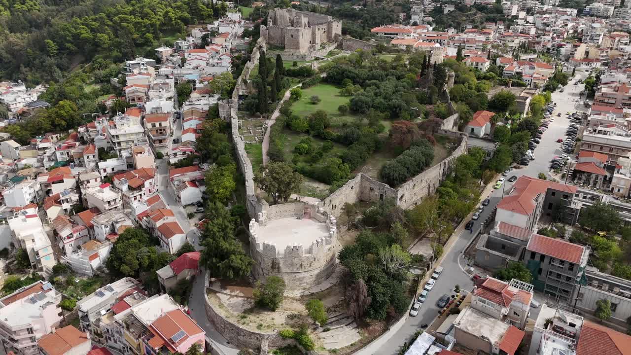 Castello di Patrasso, ripresa aerea a volo d'uccello con panoramica circolare a destra intorno al Castello di Patrasso in una giornata di sole. All'interno del castello tutto è verde, circondato da case greche bianche tutt'intorno