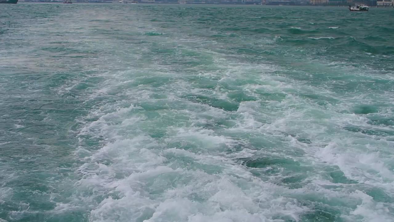 멀리서 보트와 함께 바다의 파도