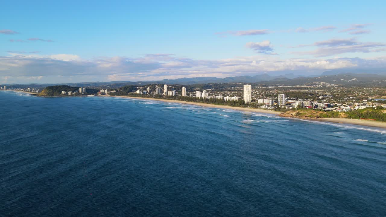 panorama de la famosa playa de burleigh y los rascacielos del suburbio de burleigh head en australia