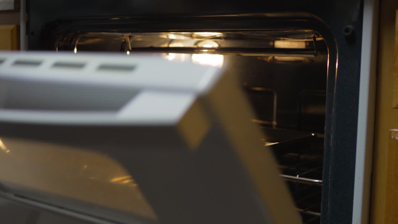 Gebak in de oven plaatsen