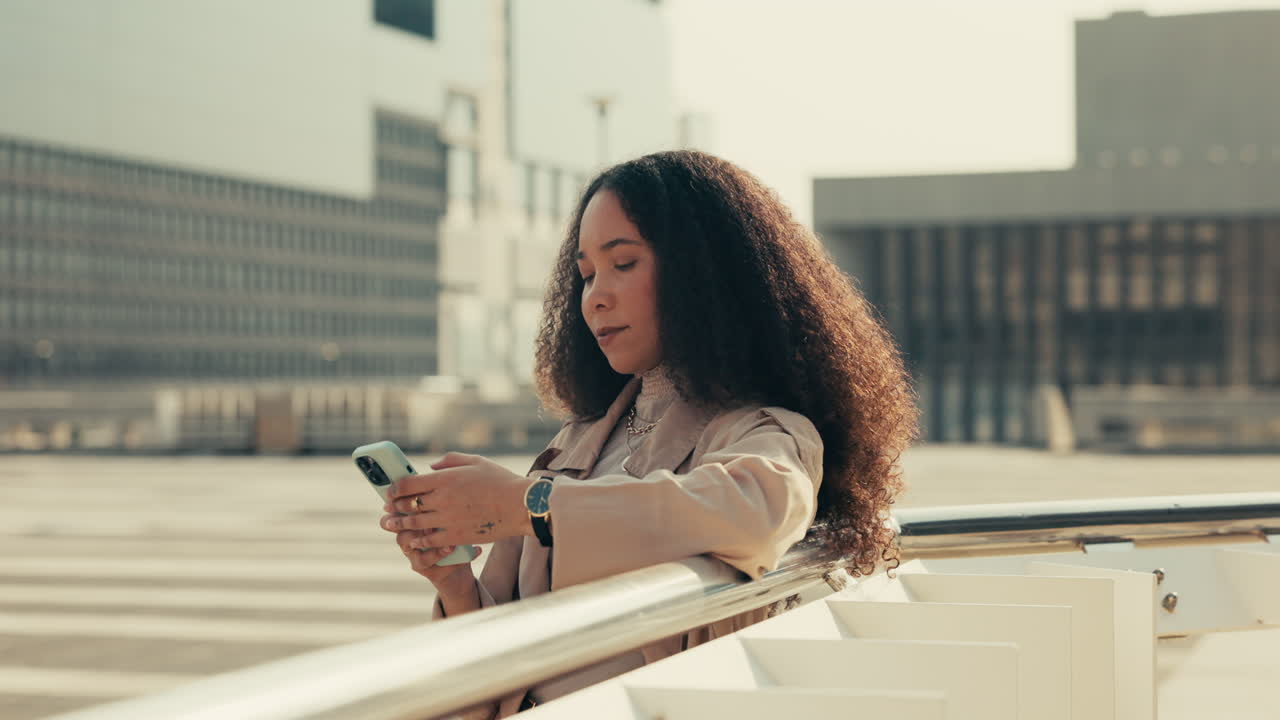 ciudad, mecanografiando y mujer con un teléfono celular