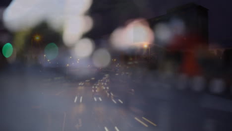 tráfico vial en la ciudad por la noche