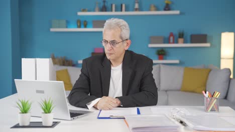 el hombre de la oficina está enojado y furioso.