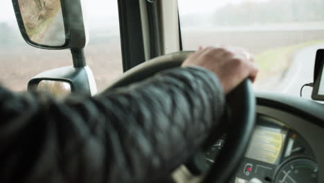 Hombre-Conduciendo-Un-Camion