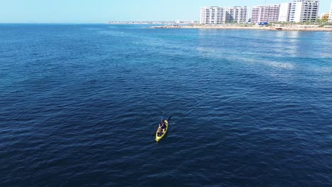 vista aérea de la pesca en kayak en el paisaje marino, vista de drones de pesca de arrastre