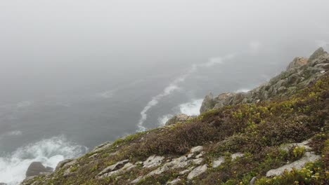 Vista-Panorámica-De-Derecha-A-Izquierda-Desde-Pointe-Du-Raz-En-La-Niebla-En-Bretaña,-Francia,-En-El-Mar