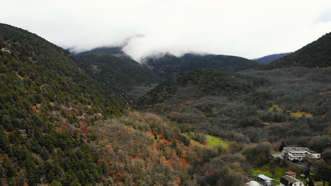 paisaje de valle de montaña con niebla