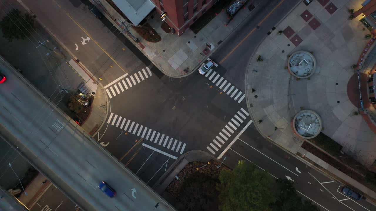 더럼 불스 경기장 옆 코너를 내려다보고 있습니다.