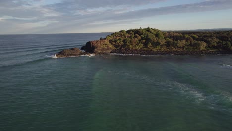 Promontorio-Fingal-Y-Mar-De-Tasmania-Contra-El-Cielo-Nublado-En-Nueva-Gales-Del-Sur,-Australia---Toma-Aérea-De-Drones