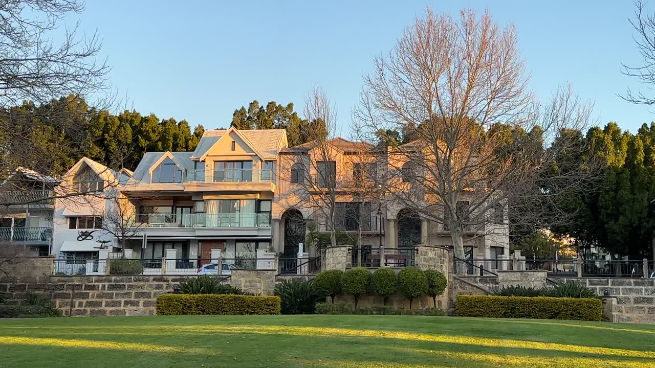 이스트 퍼스의 라이프 스타일 서쪽 오스트레일리아 퍼스의 빅토리아 정원 공원을 가로질러 지브롤터에서 해가 지는 유럽 스타일의 재개발 주택