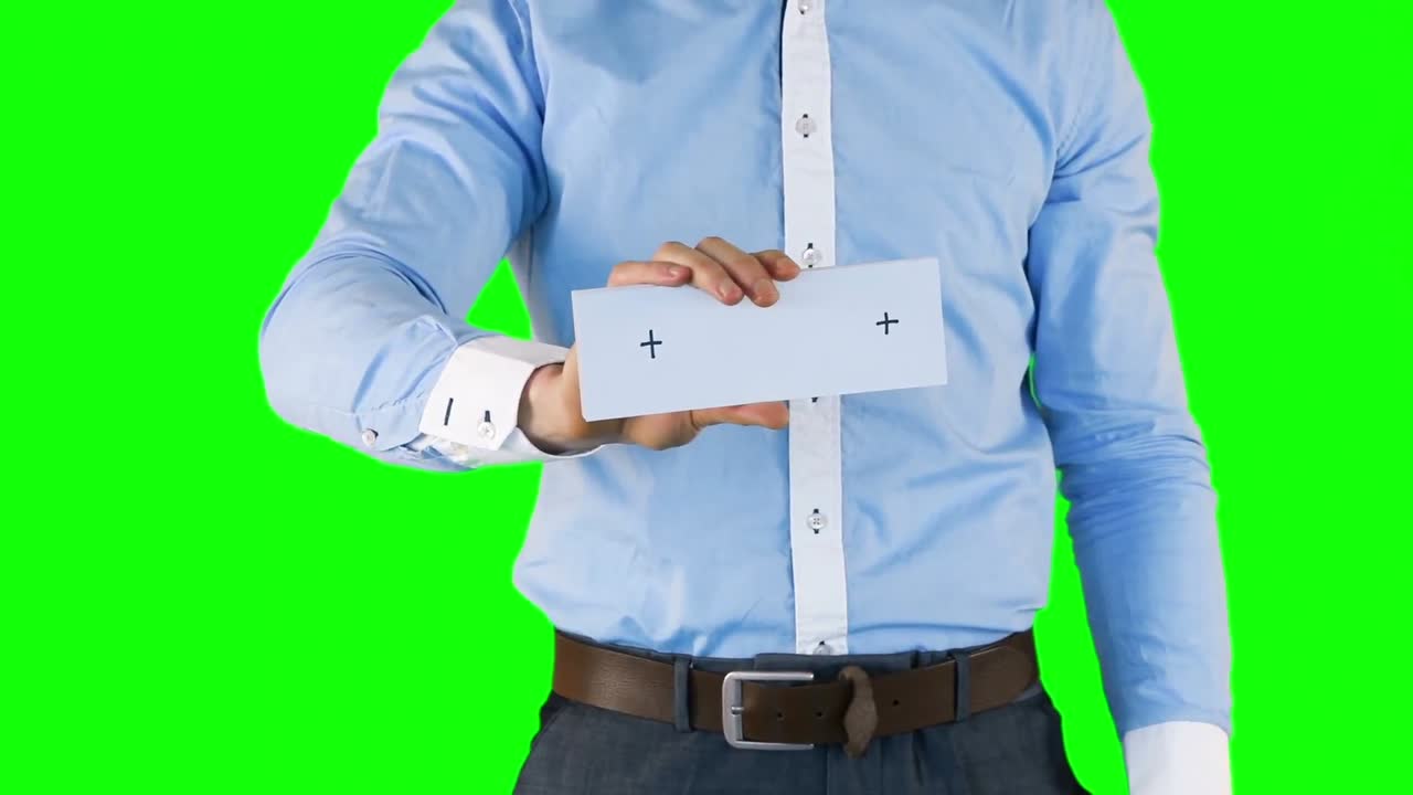 sección media de un elegante hombre sonriente dejando caer la tarjeta