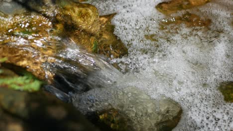 Agua-Fresca,-Limpia-Y-Cristalina-Que-Fluye-Sobre-Las-Rocas-En-Un-Arroyo-Balbuceante---Cierre-Aislado