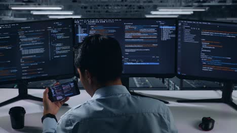 programador trabajando tarde en el centro de datos