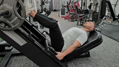 hombre sano, equipo de gimnasia y hacer entrenamiento en ropa deportiva