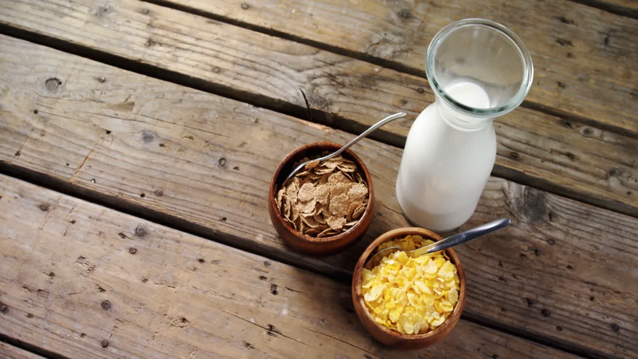 copos de trigo y cereales de trigo en el cuenco 4k