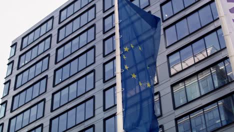 Bandera-De-La-Unión-Europea-Ondeando-En-El-Fondo-Del-Edificio-Interior