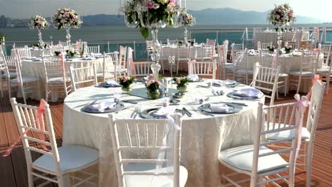 las mesas de bodas en cámara lenta.