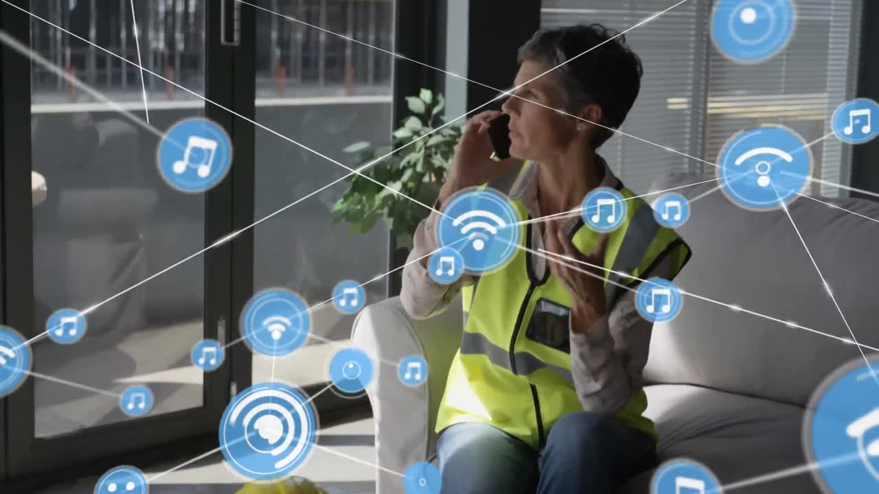 animación de una red de conexiones con iconos sobre una ingeniera usando un teléfono inteligente