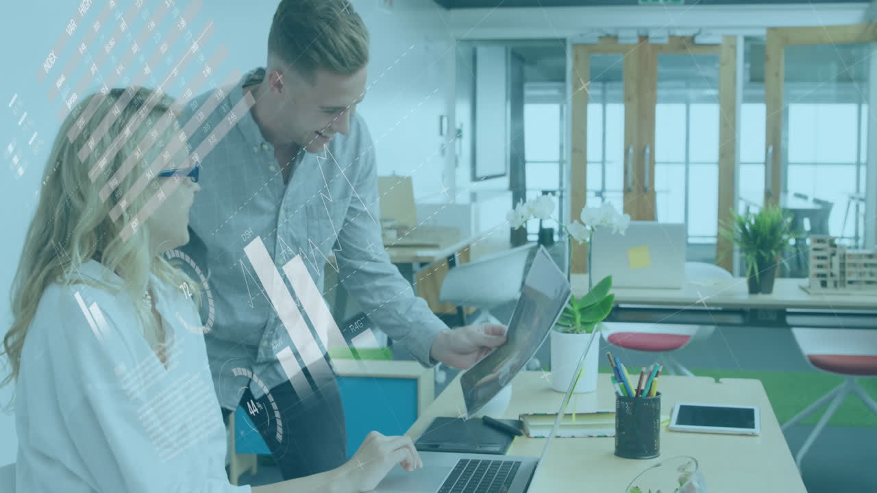animación de la interfaz infográfica sobre compañeros de trabajo caucásicos discutiendo en el escritorio en la oficina