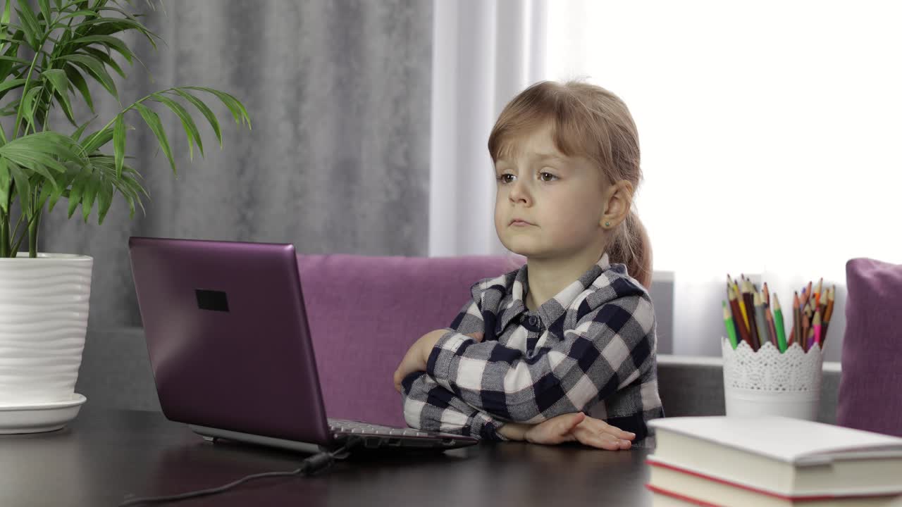 niña haciendo la tarea en línea usando una computadora portátil digital. educación a distancia