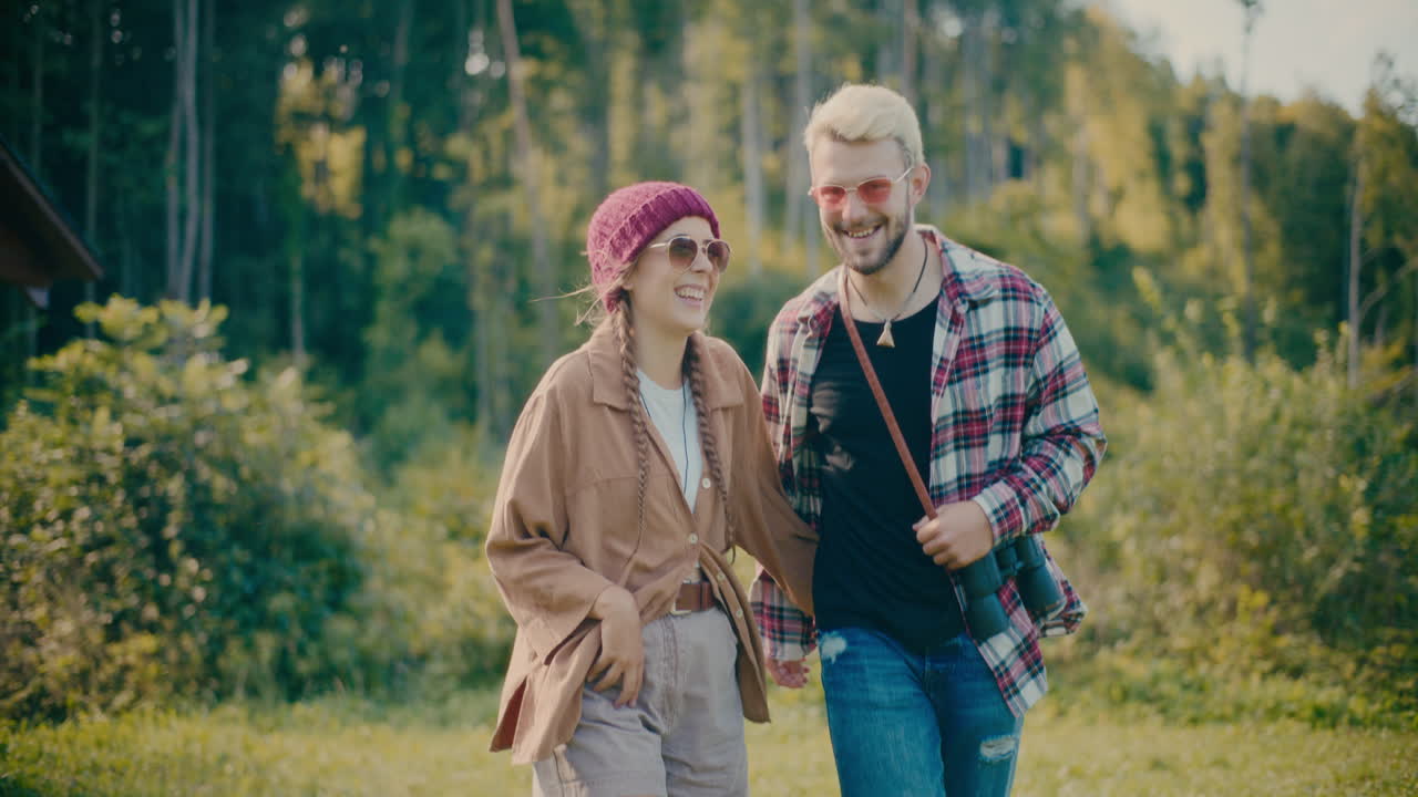 남자 와 여자 친구 들 이 휴가 기간 에 숲 을 탐험 하고 있다