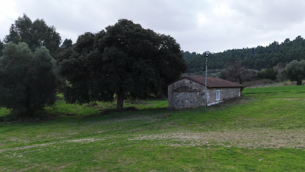 vista de una pequeña iglesia ortodoxa ubicada en el campo de grecia
