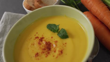 Vídeo-De-Sopa-De-Verduras-Crema-En-Un-Tazón-Sobre-Una-Mesa-Gris-Con-Adornos