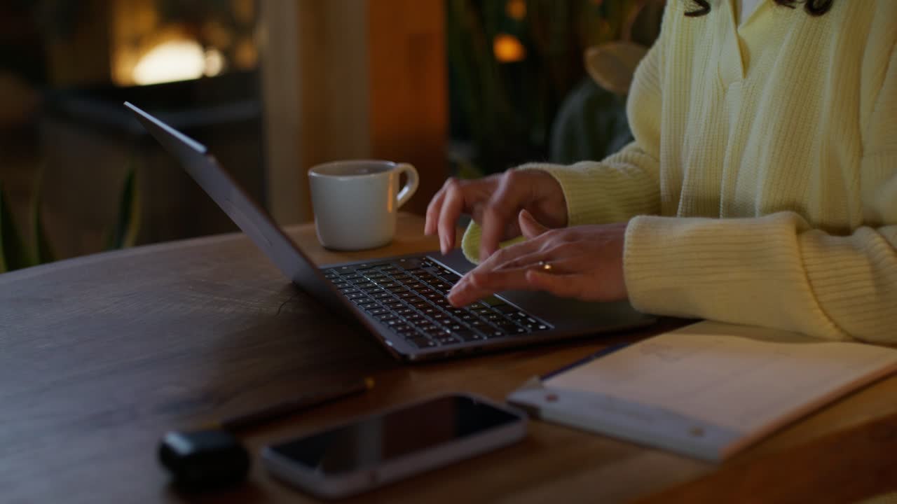 Donna che lavora da casa su un laptop