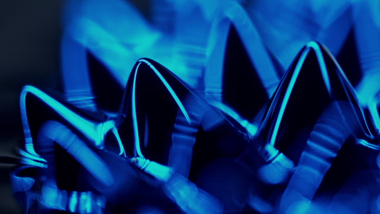 picos de formación de fluidos en una atmósfera abstracta oscura