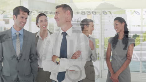 animación de la tabla de negociación, gráficos, diversos compañeros de trabajo tocando el hombro y felicitando al empresario.