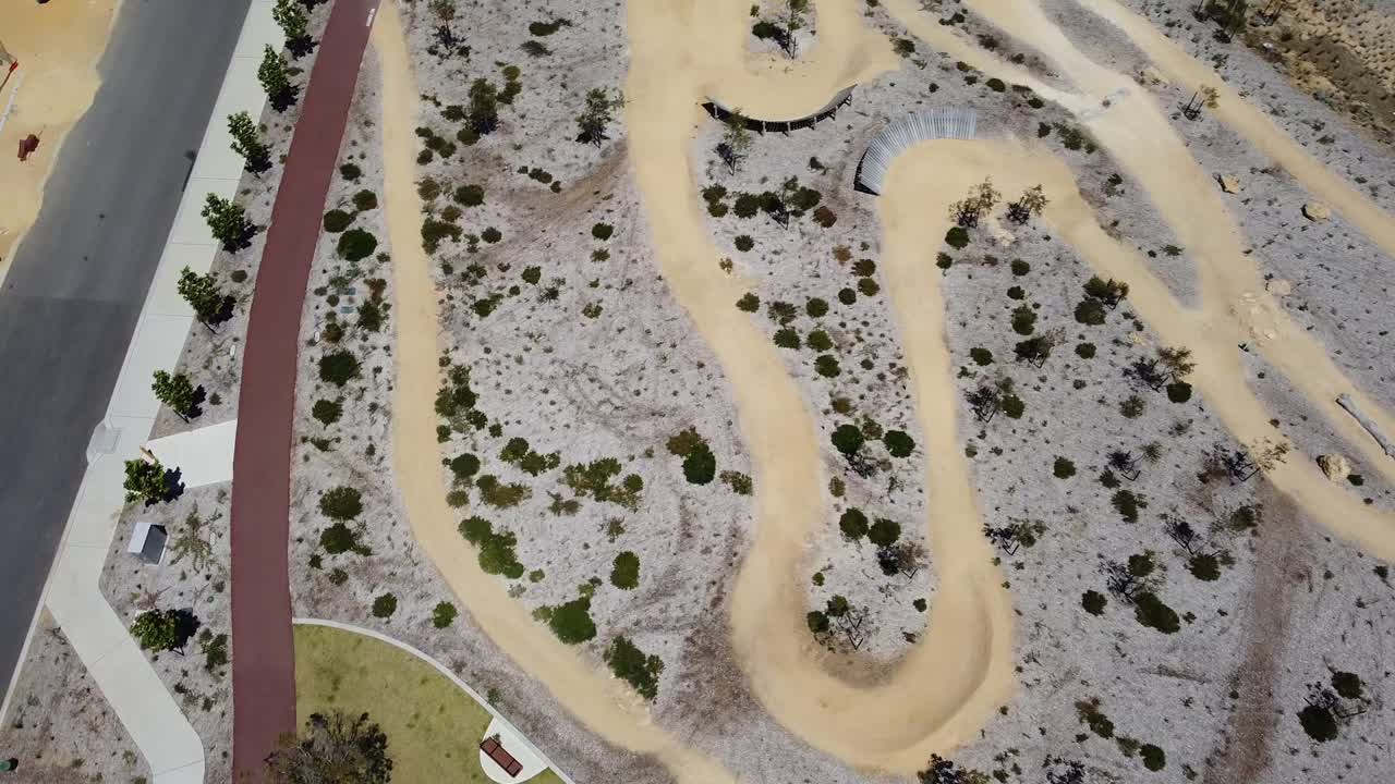 descenso en espiral sobre senderos para bicicletas de montaña en el parque aduro en allara perth