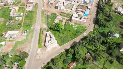 city scape-drone view- drone volando hacia atrás sobre la pequeña ciudad de loitokitok kenia aldea africana
