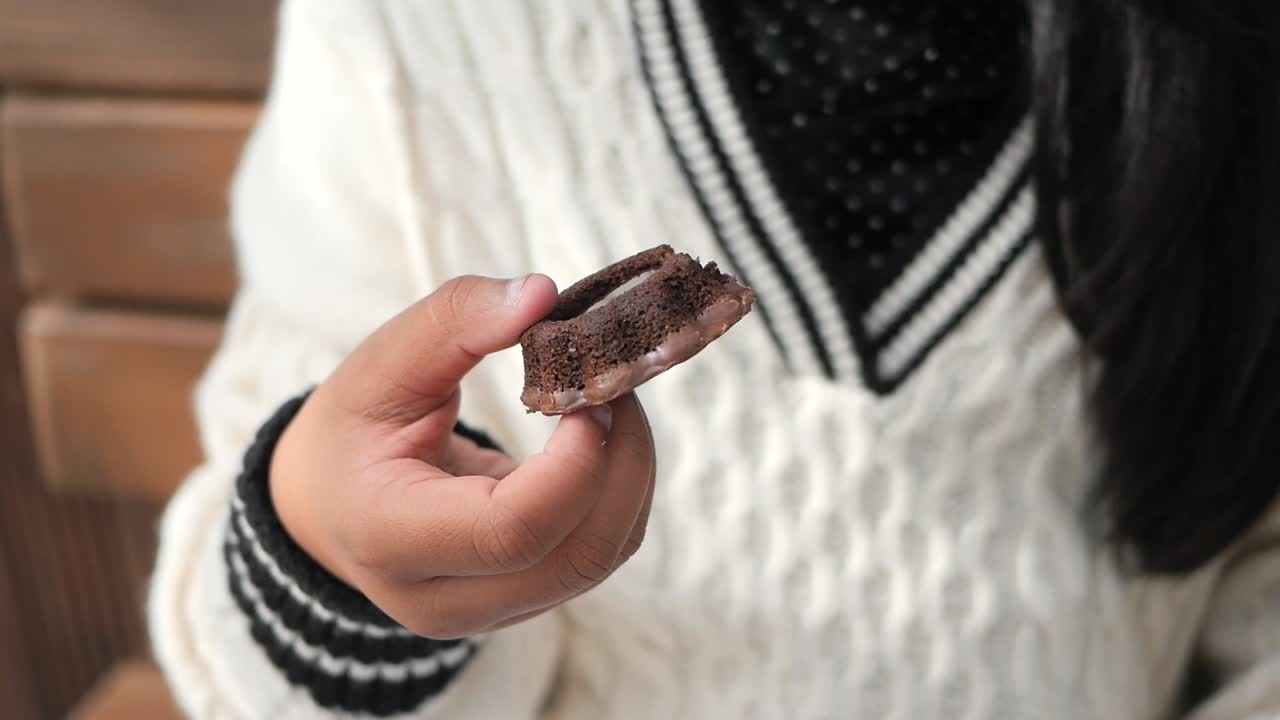 Một người đang cầm bánh brownie sô cô la