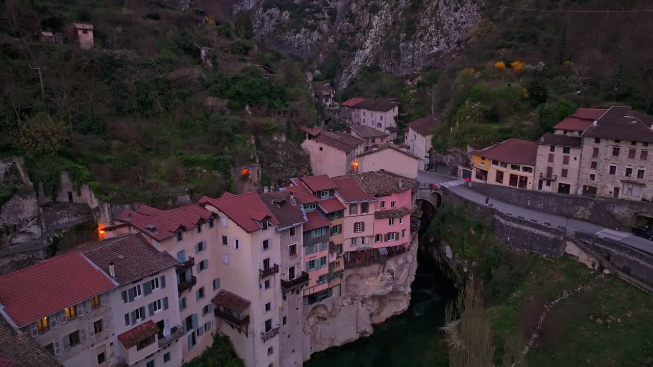 Casas de pueblo acantilado brillando bajo un cálido atardecer en Francia
