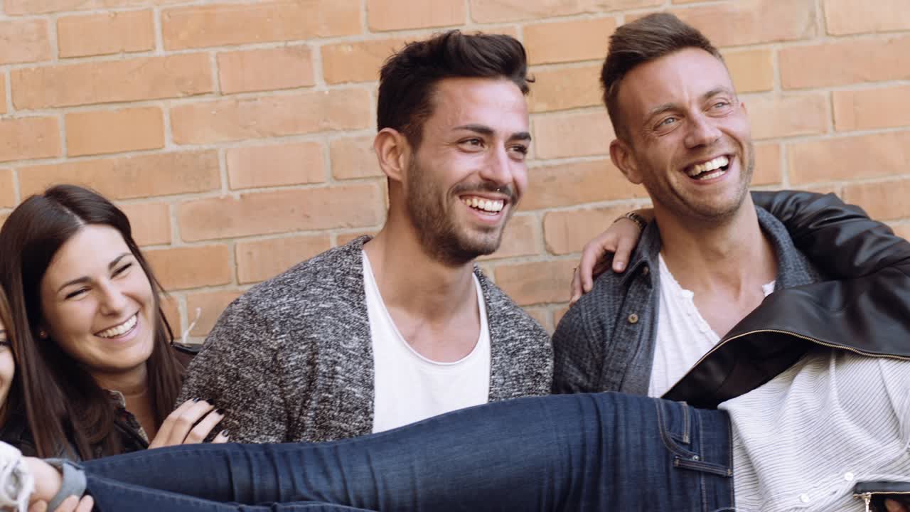 gran grupo de amigos divirtiéndose al aire libre. rodado en cámara lenta