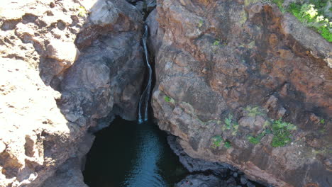 la maravilla natural de gran canaria: vistas aéreas del charco azul en agaete