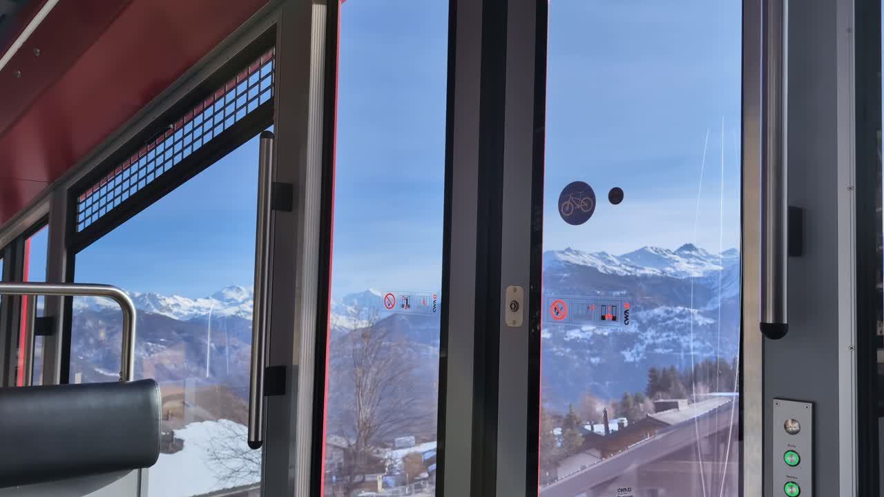 Funicolare di montagna che scende, prospettiva soggettiva