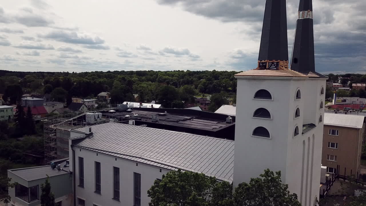 Aerea 4K: Veduta dettagliata delle guglie e della ricostruzione della Casa della Musica Arvo Pärt, Rakvere, Estonia 2025.