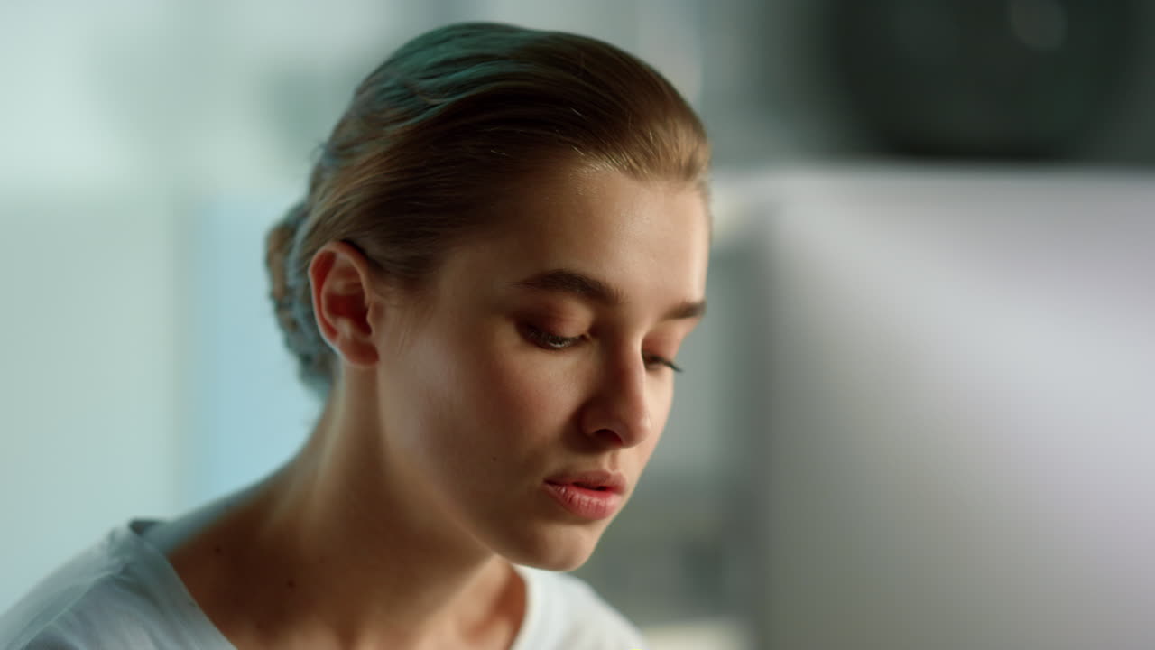 periodista creativo escribiendo un artículo de blog en primer plano. trabajador enfocado pensando en ideas