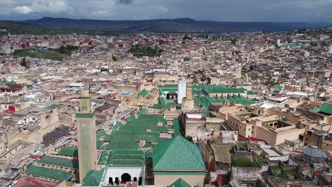 Fas'taki yoğun tarihi Fes Medine şehir manzarasıyla çevrili Al Karaouine Camii'nin kültürel seyahat ve belgesel projeleri için ideal destansı havadan drone görüntüsü