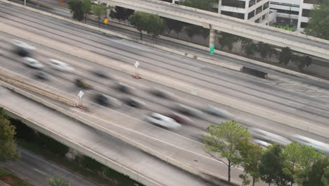 Lapso-De-Tiempo-De-Tráfico-Rápido-En-La-Autopista-Katy-En-Houston,-Texas