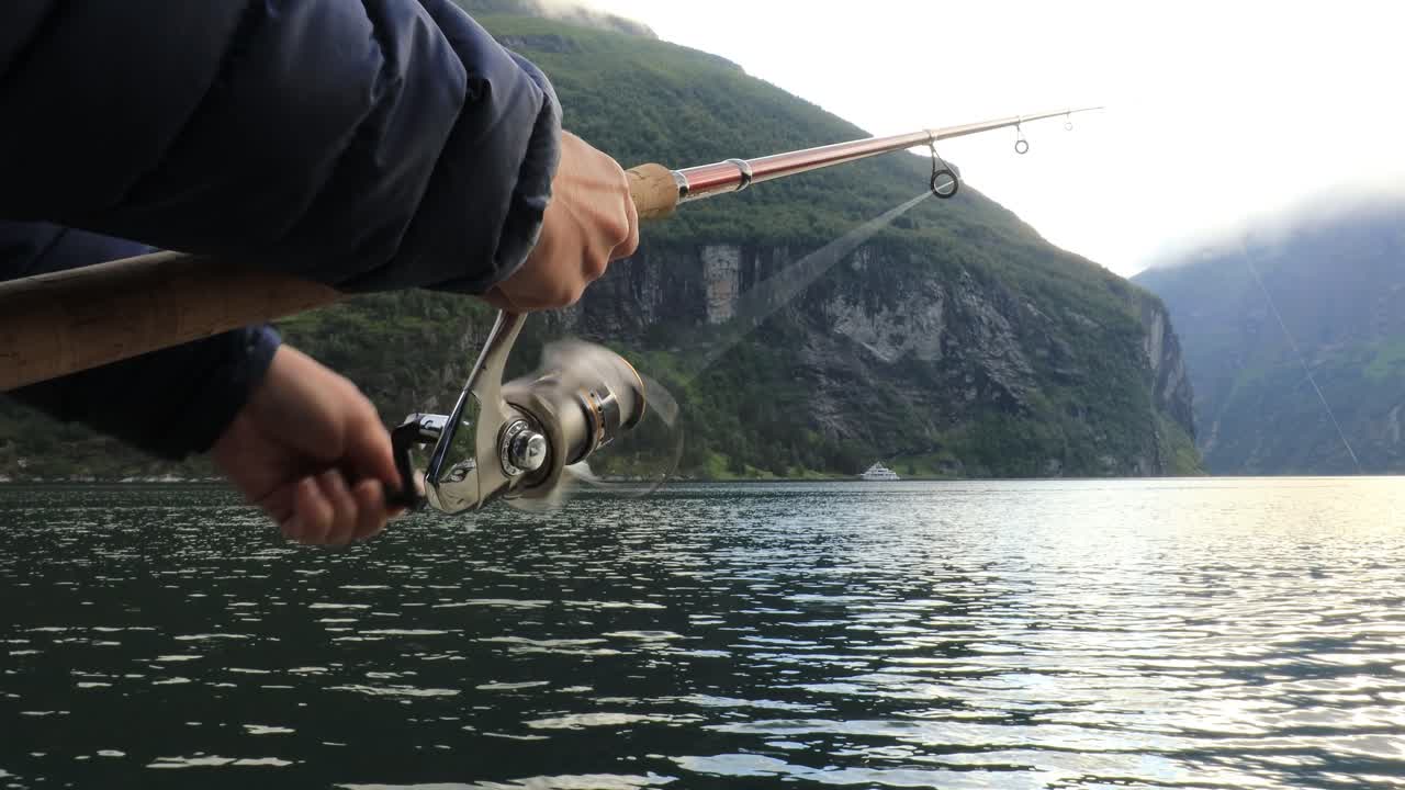 mujer pescando en una caña de pescar girando en noruega.