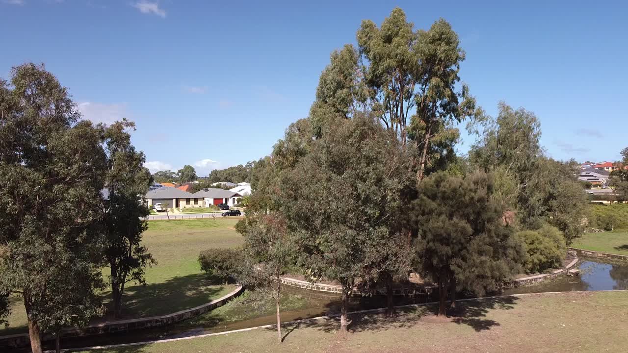 riverlinks park, perth - 물로 채워진 수로