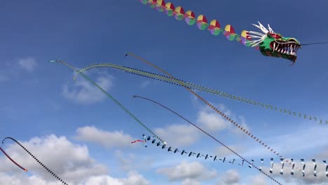 Festival-Internacional-De-Cometas-En-La-Hermosa-Playa-De-Parangkusumo-En-Indonesia-Con-Varios-Tipos-De-Cometas,-Como-La-Cometa-Con-Forma-De-Dragón