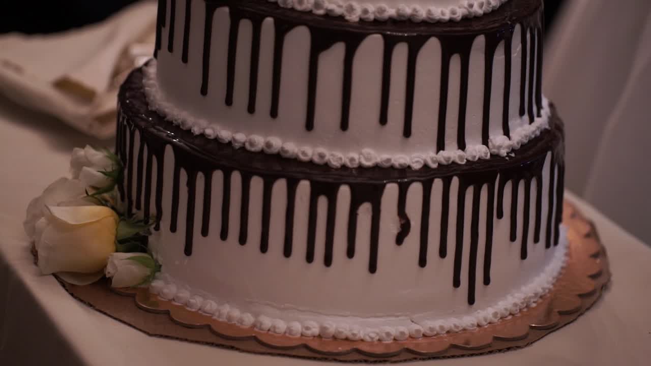 Torta nuziale a tre piani con colatura di cioccolato
