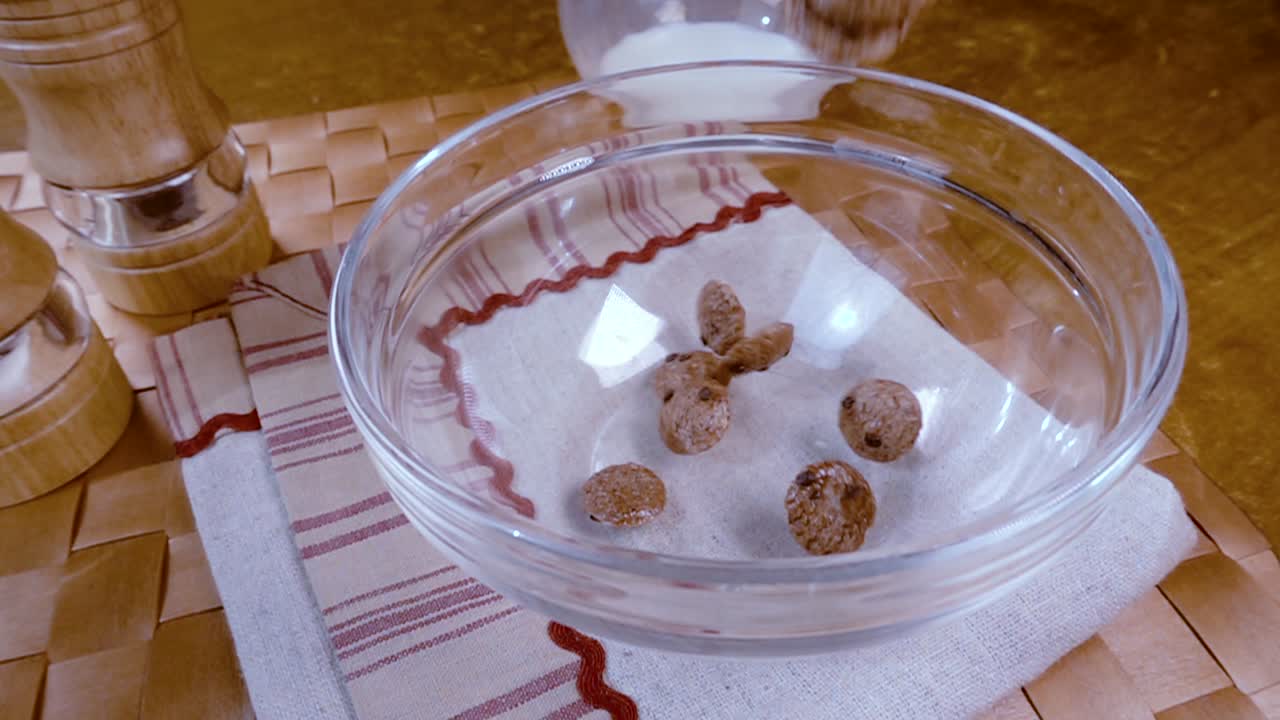 아침에 우유와 함께 맛있는 아침 식사를 위해 그 ⁇ 한 초콜릿 플레크를 그 ⁇ 에 넣습니다. 회전 추적  ⁇ 으로 느린 동작.