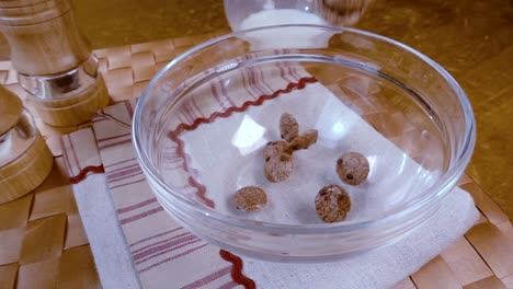 copos de chocolate crujientes en un tazón para un delicioso desayuno matutino con leche. cámara lenta con toma de seguimiento de rotación.