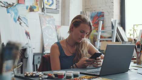 artista mujer trabajando en un estudio